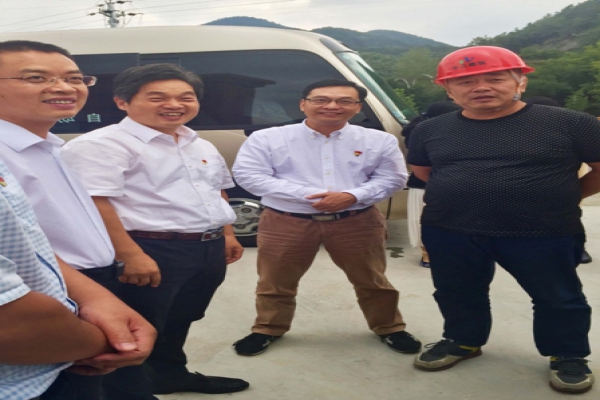 市委常委、區(qū)委書記葛學(xué)斌視察古堰畫鄉(xiāng)游客接待中心建設(shè)項(xiàng)目