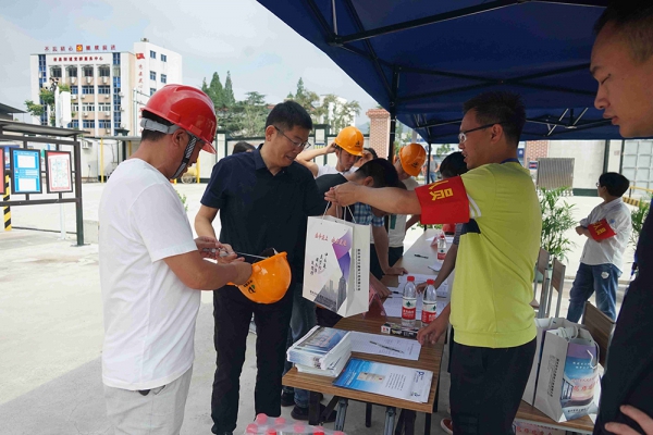 公司副總經(jīng)理吳韶斌在麗水市“安全生產(chǎn)月”建筑施工安全質(zhì)量工作現(xiàn)場會(huì)暨應(yīng)急救援演練觀摩會(huì)上交流發(fā)言